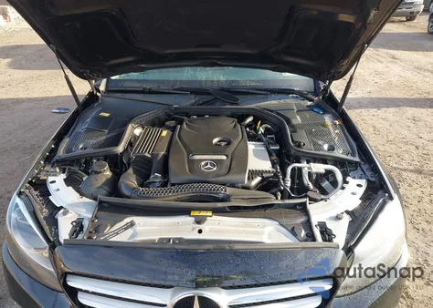 2016 Mercedes-Benz C 300 4Matic z USA, uszkodzony, nr VIN 55SWF4KB0GU164017